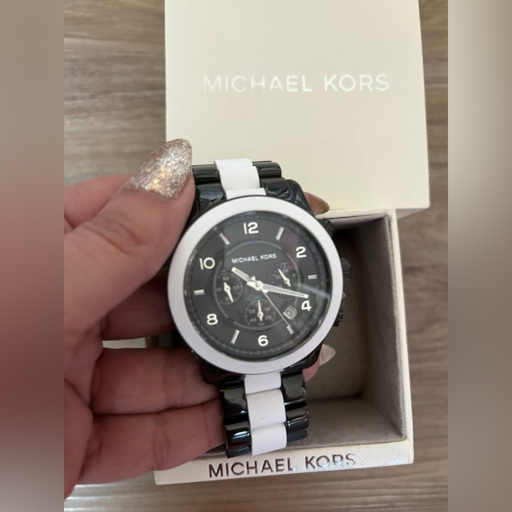 Michael Kors Chronograph Watch - Picture 3 of 4